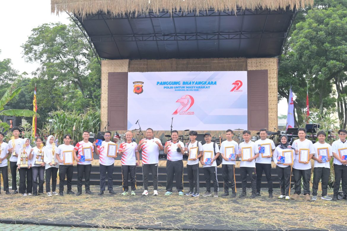 Polda Jabar Berikan Penghargaan Terhadap Juara Lomba Konten Kreatif Dari Masyarakat Untuk Polisi Dalam Rangka HUT Bhayangkara ke 79.   