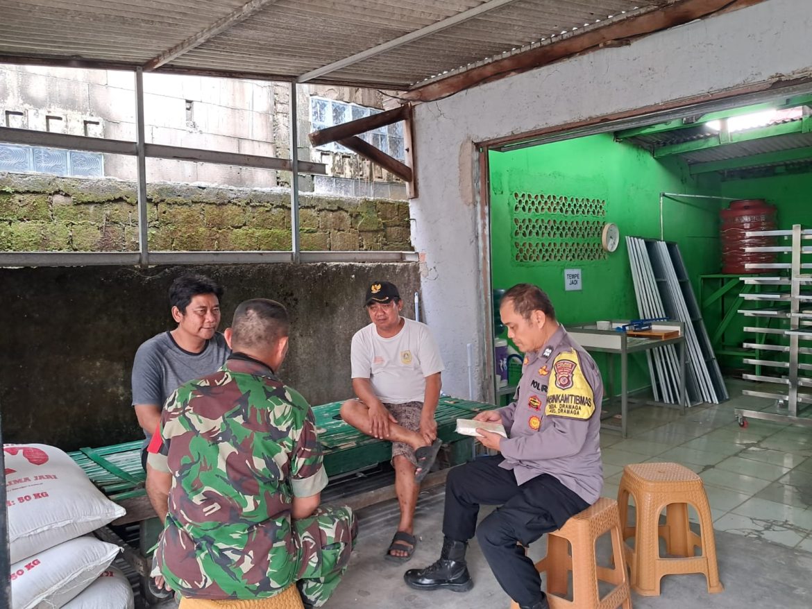 Sinergitas TNI–Polri, Bhabinkamtibmas dan Babinsa Sambangi Warga Desa Dramaga Ajak Jaga Kamtibmas yang Kondusif   