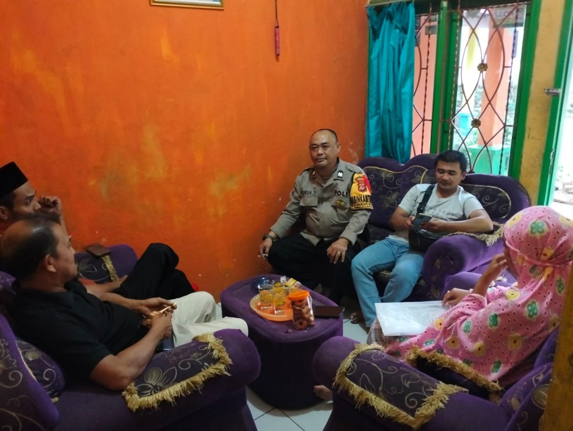 Bhabinkamtibmas Polsek Cijeruk Sambangi Warga Desa Warung Menteng, Wujudkan Kedekatan dan Deteksi Dini Gangguan Kamtibmas   