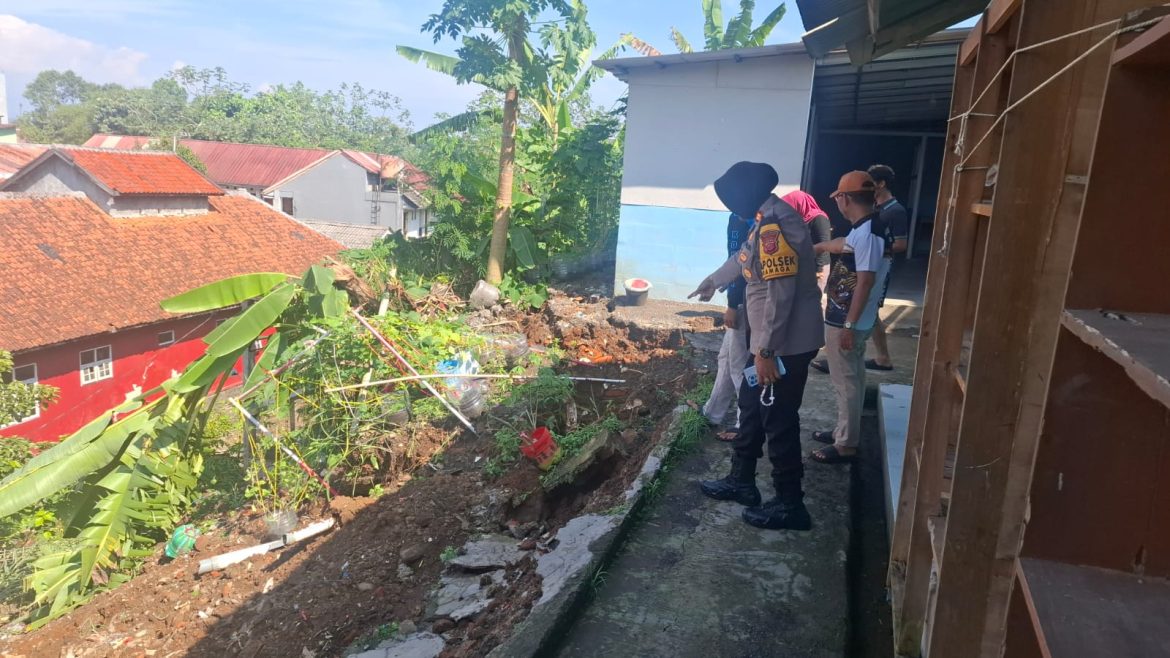 Kapolsek Dramaga Giat Pengecekan Adanya Bencana Alam Tanah Longsor Pasca Hujan Lebat Di wilayah Desa Babakan Kecamatan Dramaga   