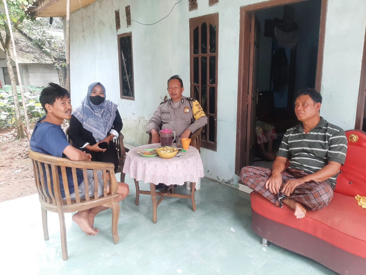 Bhabinkamtibmas Polsek Rumpin Sambangi Warga Desa Mekarsari, Sampaikan Himbauan Kamtibmas   