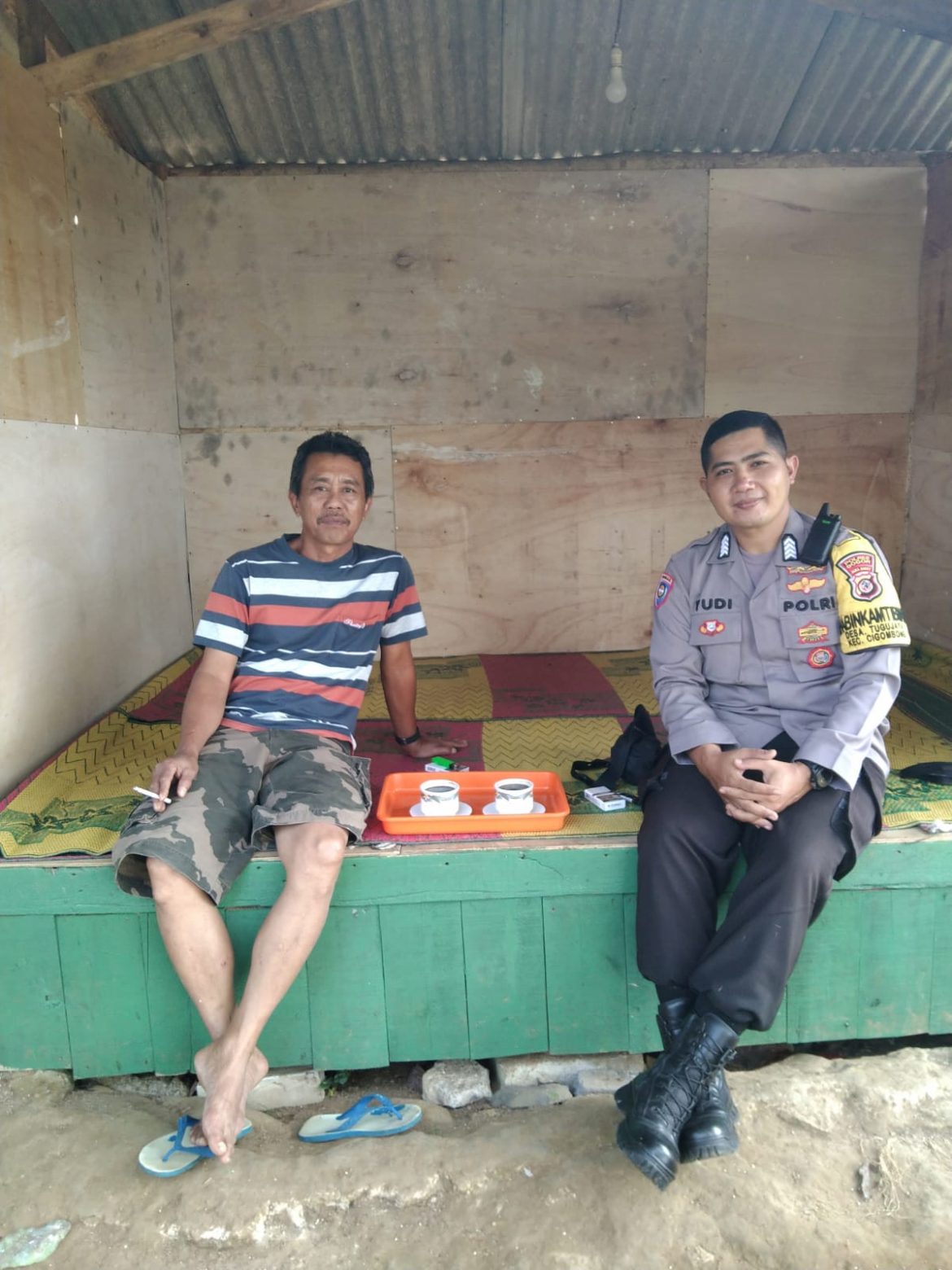 Bhabinkamtibmas Polsek Cijeruk Sambangi Warga Desa Tugu Jaya, Wujudkan Kedekatan Polri dengan Masyarakat   