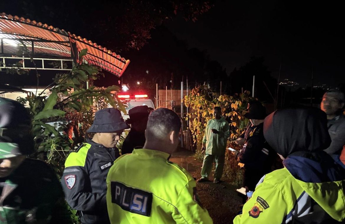 Polisi Evakuasi Korban Longsor di Megamendung dan Cisarua   