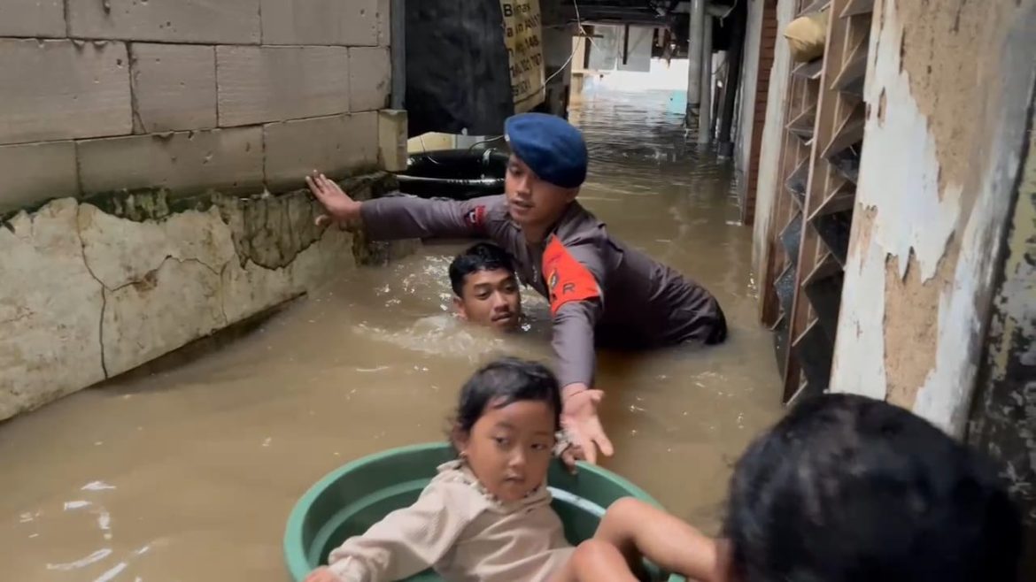 Meski Dengan Ember, Evakuasi Balita di Jaktim Dilakukan Dengan Sigap   