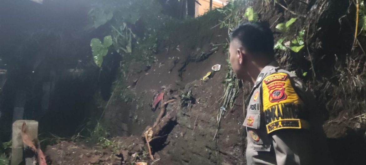 Bhabinkamtibmas Pasir Muncang Turun Langsung Cek Lokasi Tanah Longsor di Wilayah Binaan   