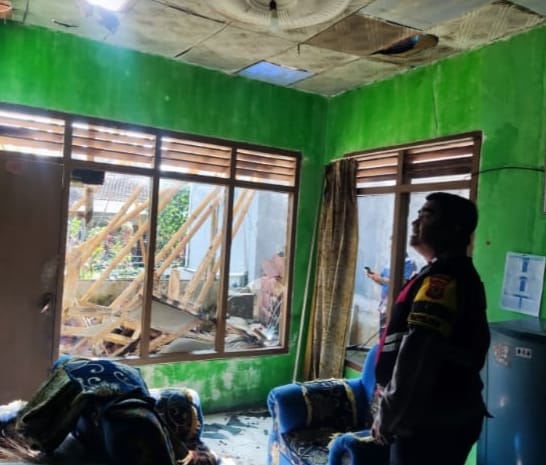 Bhabinkamtibmas Pancawati Turun Langsung Cek Lokasi Atap Rumah Rubuh di Wilayah Binaan   