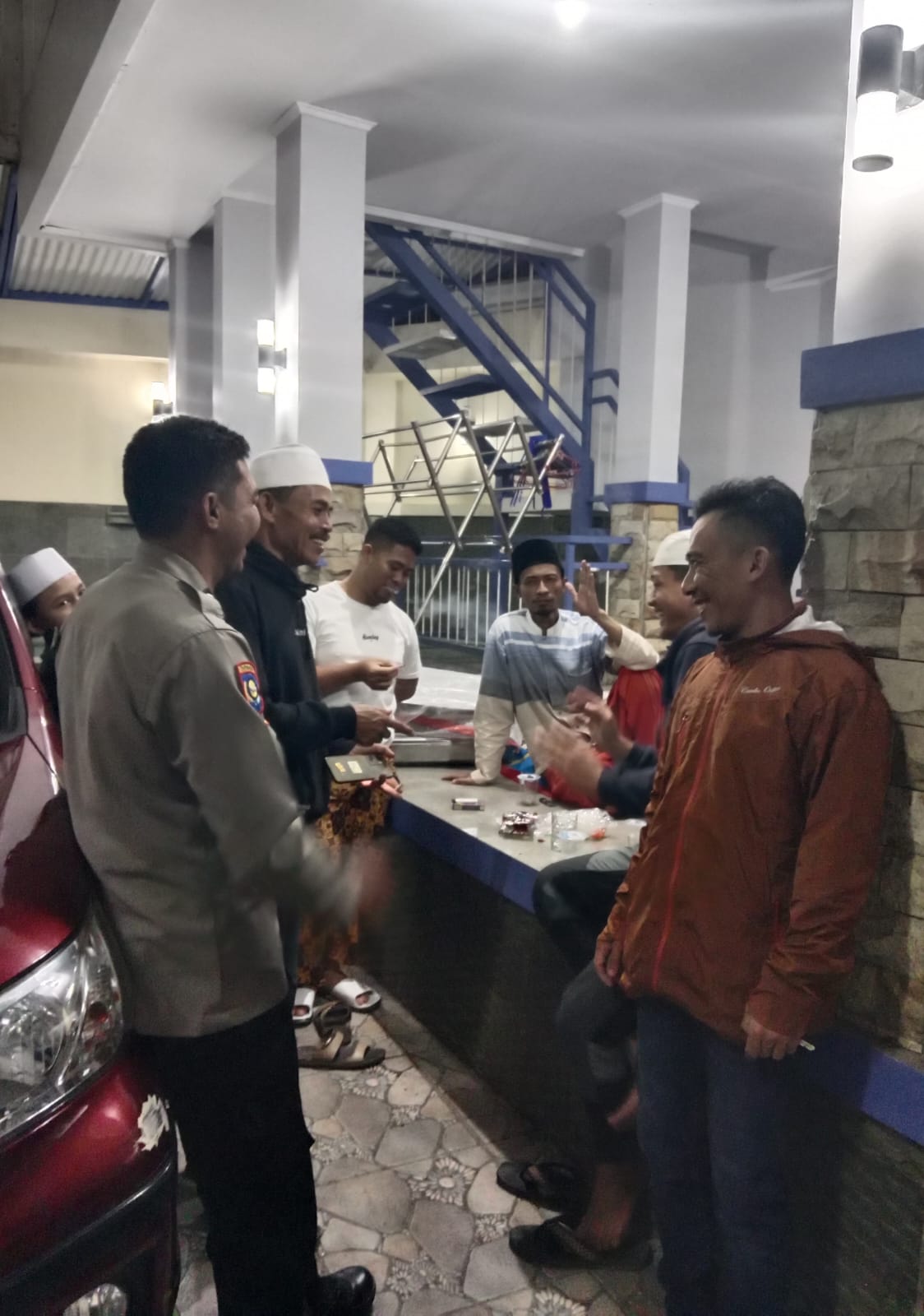 Aktifkan Siskamling, Bhabinkamtibmas Cisarua Ajak Warga Wujudkan Lingkungan Aman   
