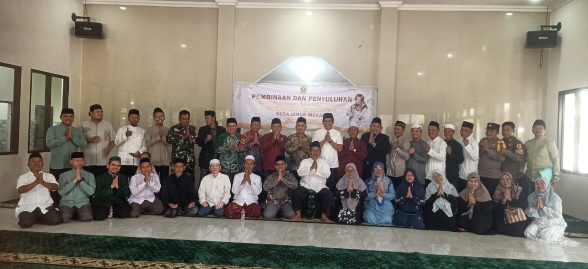 Dekat dengan Warga, Bhabinkamtibmas Polsek Parung Sambangi Kantor Desa Jabon Mekar dan Sampaikan Pesan Kamtibmas   