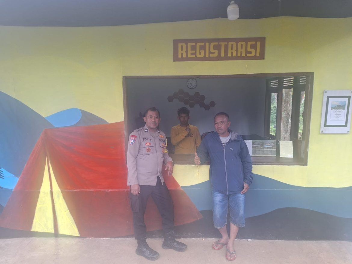 Bhabinkamtibmas Polsek Cisarua Sambangi Karyawan Cihulu Cam dan Sampaikan Pesan Kamtibmas   