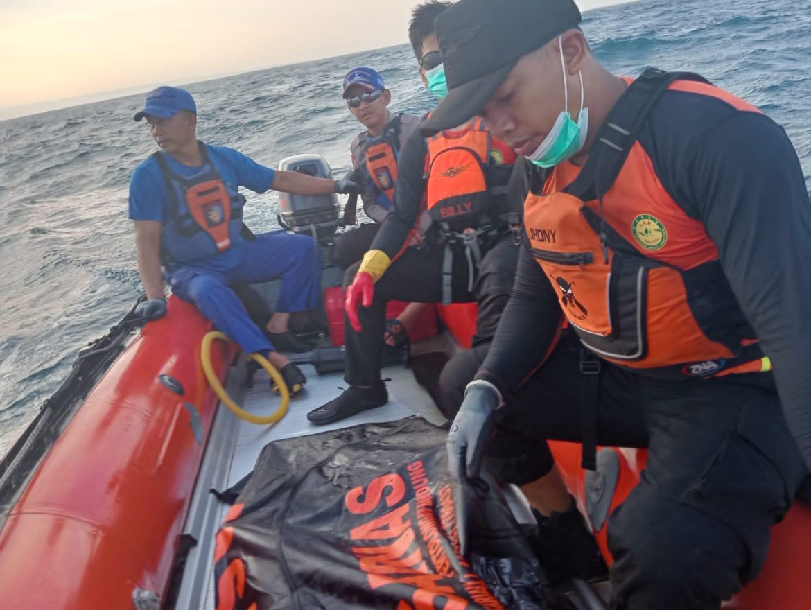 Polisi dan Tim SAR Temukan Wisatawan Tenggelam di Pantai Sayang Heulang   