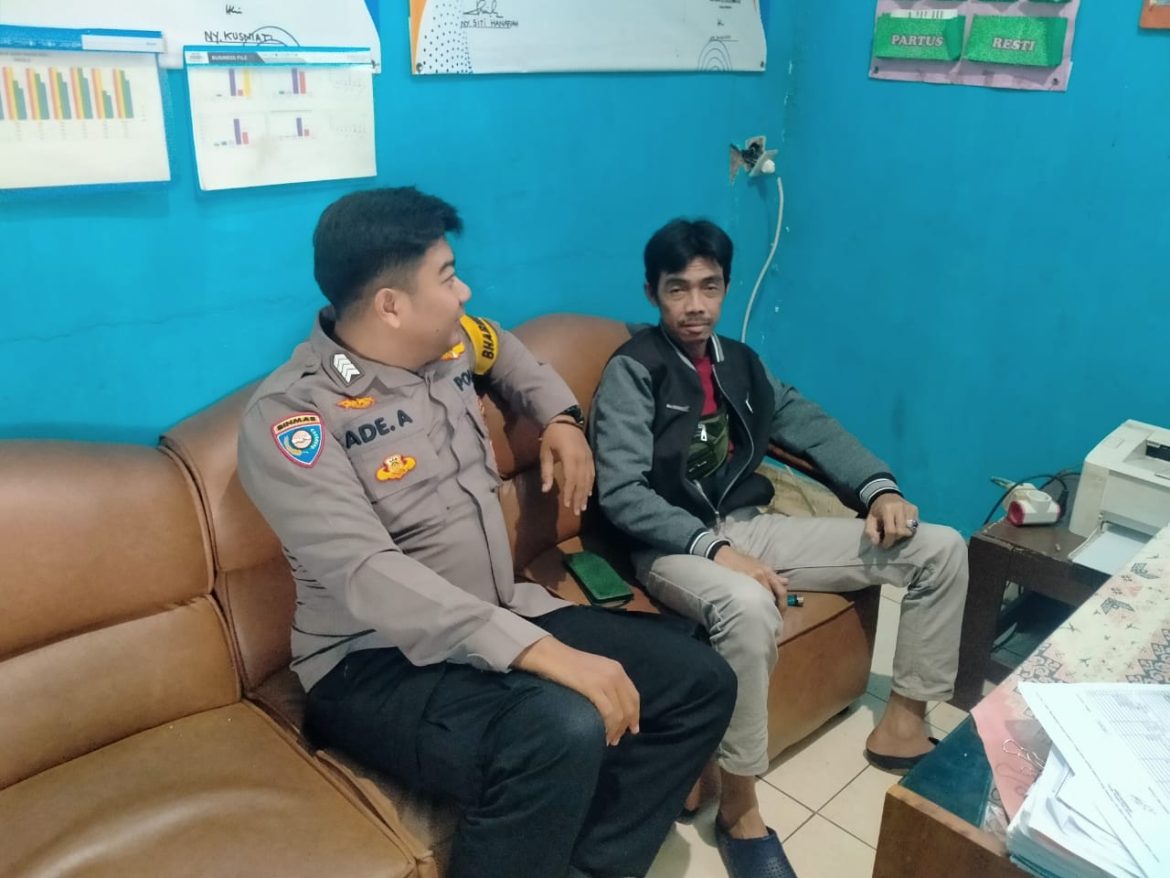 Wujud Sinergitas, Bhabinkamtibmas Polsek Ciampea Silaturahmi dengan Perangkat Desa Tapos II   