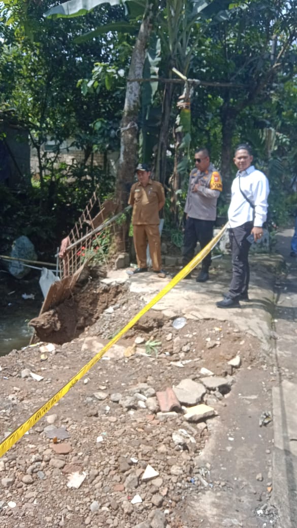 Polisi Hadir untuk Masyarakat, Polsek Ciawi Polres Bogor Bantu Evakuasi Rumah Roboh di Desa Ciawi   