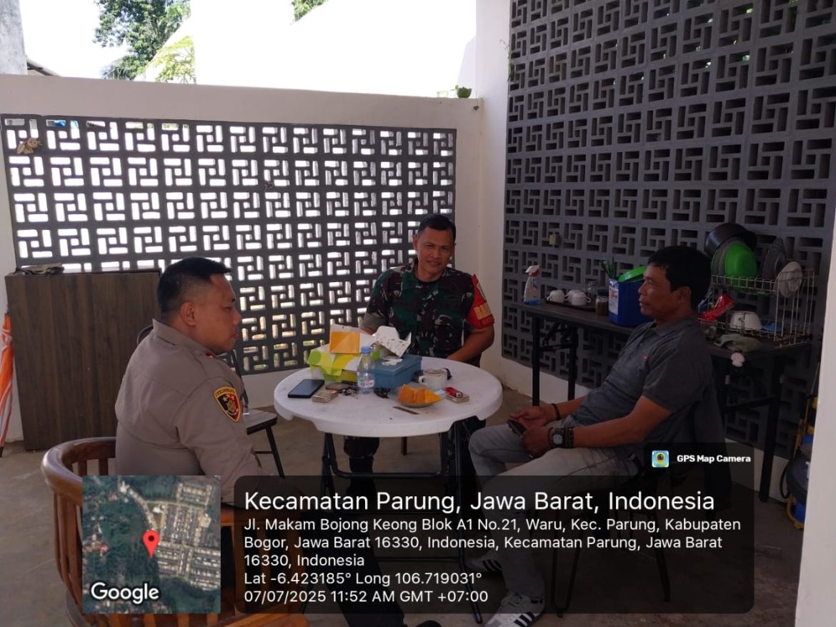 Dekatkan Diri dengan Warga, Bhabinkamtibmas Polsek Parung Jalin Silaturahmi dan Sampaikan Imbauan Kamtibmas   
