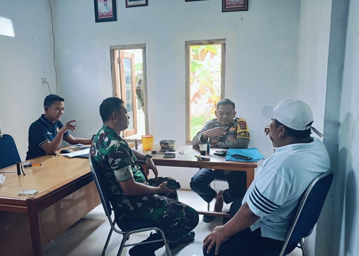 Berikan Himbauan Kamtibmas, Bhabinkamtibmas dan Babinsa Desa Lumpang Polsek Parungpanjang Sambangi Warga   
