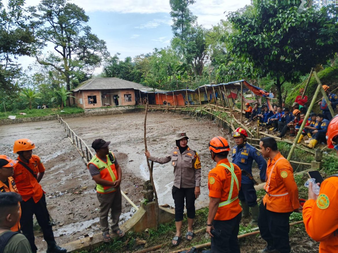 Polisi Bersama Stakeholder Terkait Lanjutkan Pencarian Korban Hanyut di Sungai Ciesek   