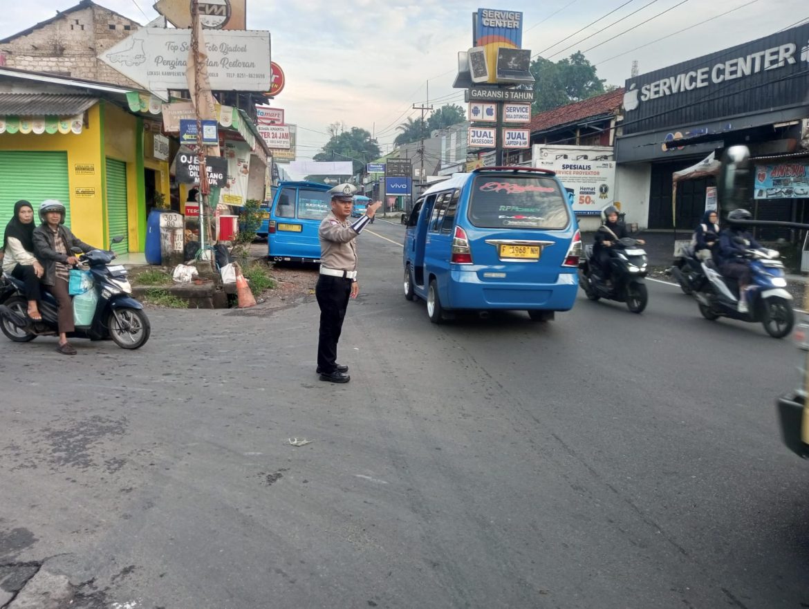 Anggota Polsek Ciampea Polres Bogor Laksanakan Pengaturan Lalu Lintas Pagi Hari   