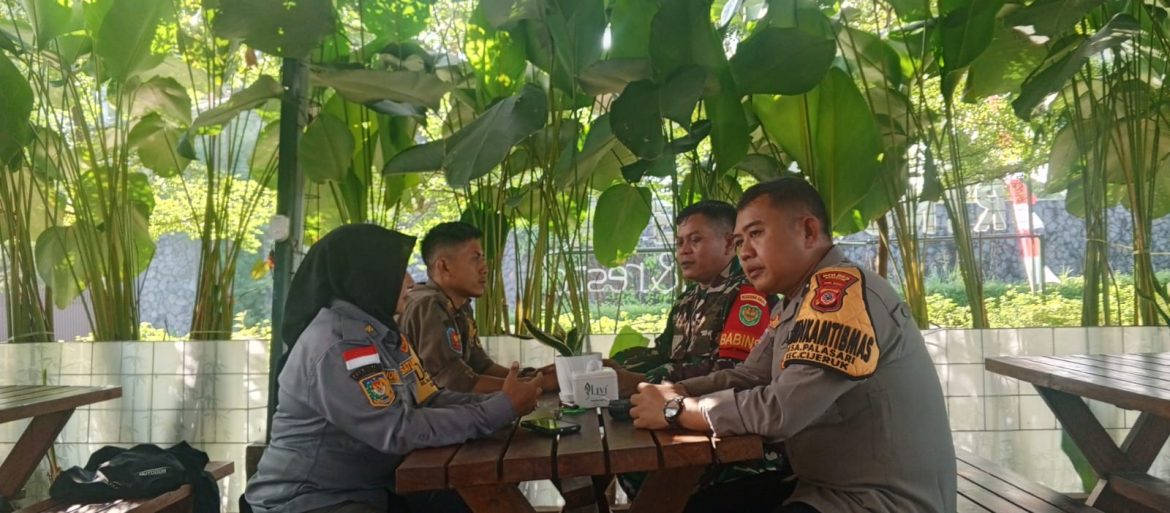 Sinergitas TNI-Polri, Bhabinkamtibmas dan Babinsa Sambangi Warga Desa Palasari Sampaikan Himbauan Kamtibmas dan Edukasi TPPO   