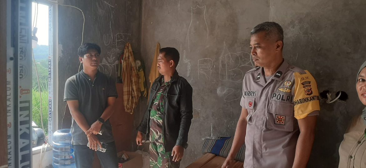 Sinergitas TNI-Polri, Bhabinkamtibmas dan Babinsa Parung Sambangi Warga dan Sampaikan Imbauan Kamtibmas   
