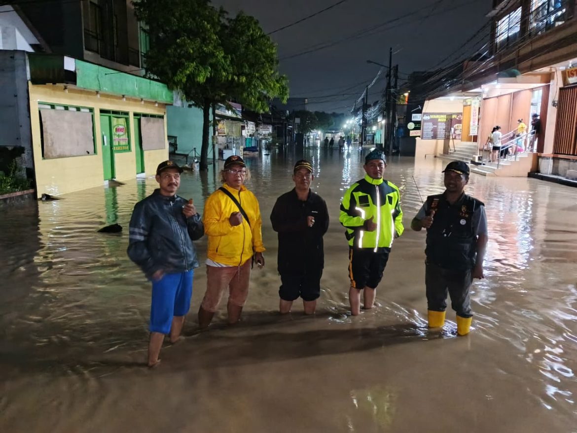 Antisipasi Bencana, Bhabinkamtibmas Desa Bojong Kulur Pantau Potensi Banjir dan Imbau Warga Tetap Waspada   