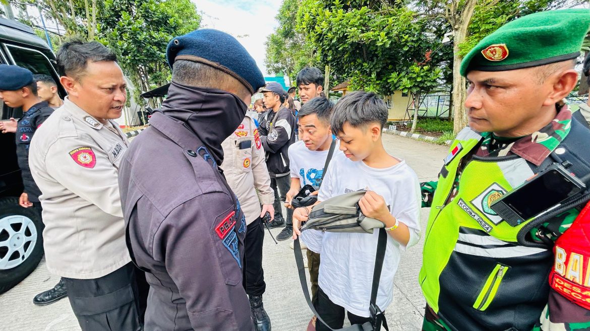 Polda Jabar Kawal Laga Pertandingan Sepak Bola Di Stadion Sijalak Harupat Bandung   