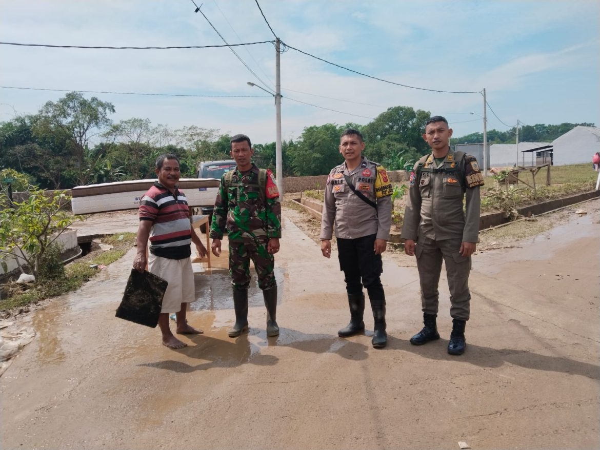 Sinergitas TNI-Polri, Bhabinkamtibmas Polsek Cileungsi dan Babinsa Cek Lokasi Banjir di Desa Jatisari   
