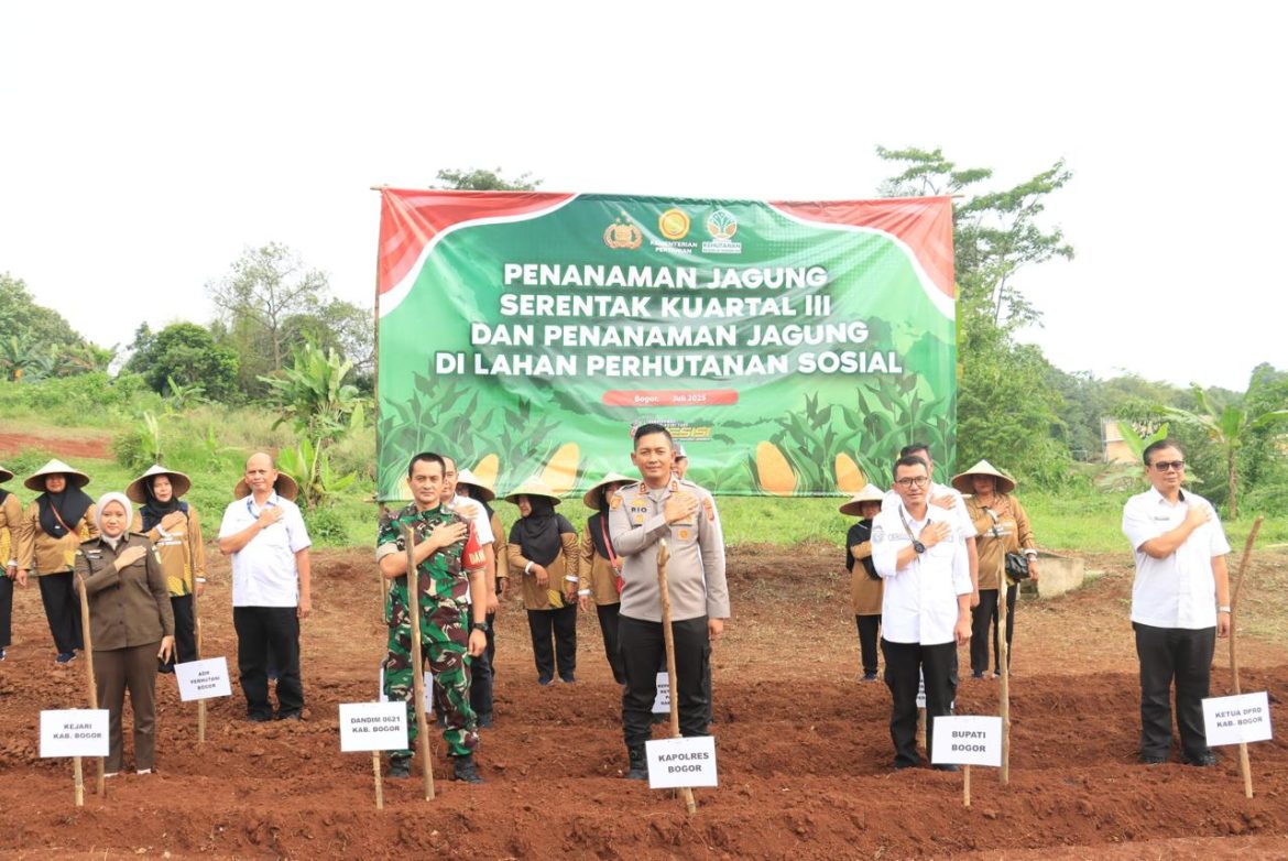 POLRES BOGOR LAKSANAKAN PENANAMAN JAGUNG SERENTAK DI LAHAN PERHUTANAN SOSIAL PADA KUARTAL III   