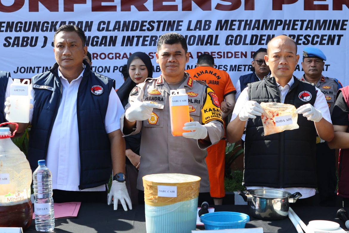 Polda Jabar Bongkar Laboratorium Narkoba Jaringan Internasional ‘Golden Crescent’ di Jakarta Barat   