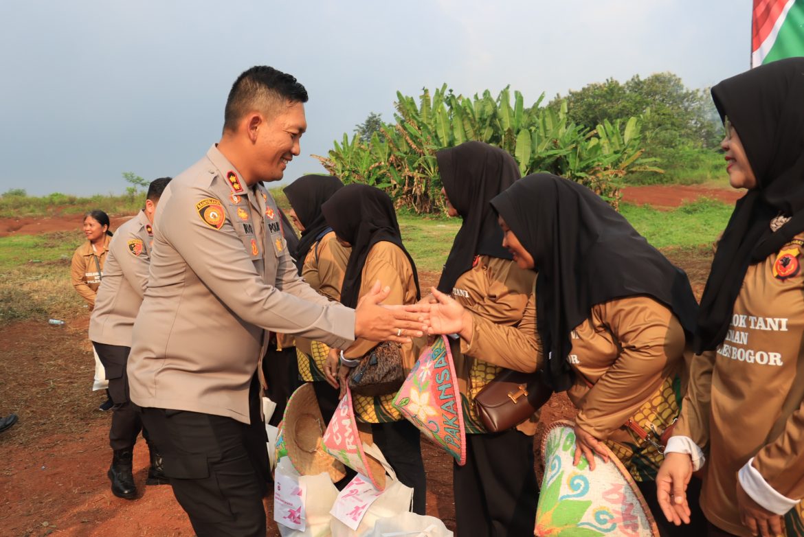 Peduli Petani dan Ketahanan Pangan, Kapolres Bogor Salurkan Bansos ke Kelompok Tani   