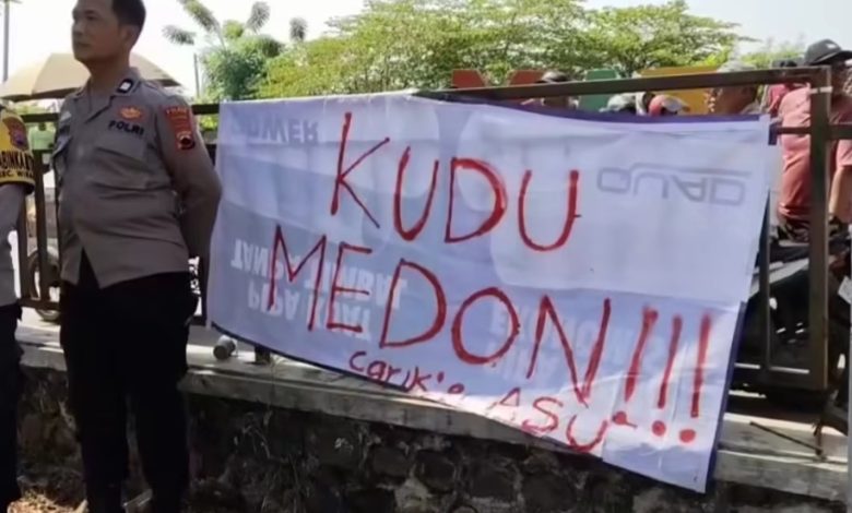 Ratusan Warga Desa Sijambe Pekalongan Tuntut Pemecatan Sekretaris Desa, Kepala Desa Akhirnya Menanggapi