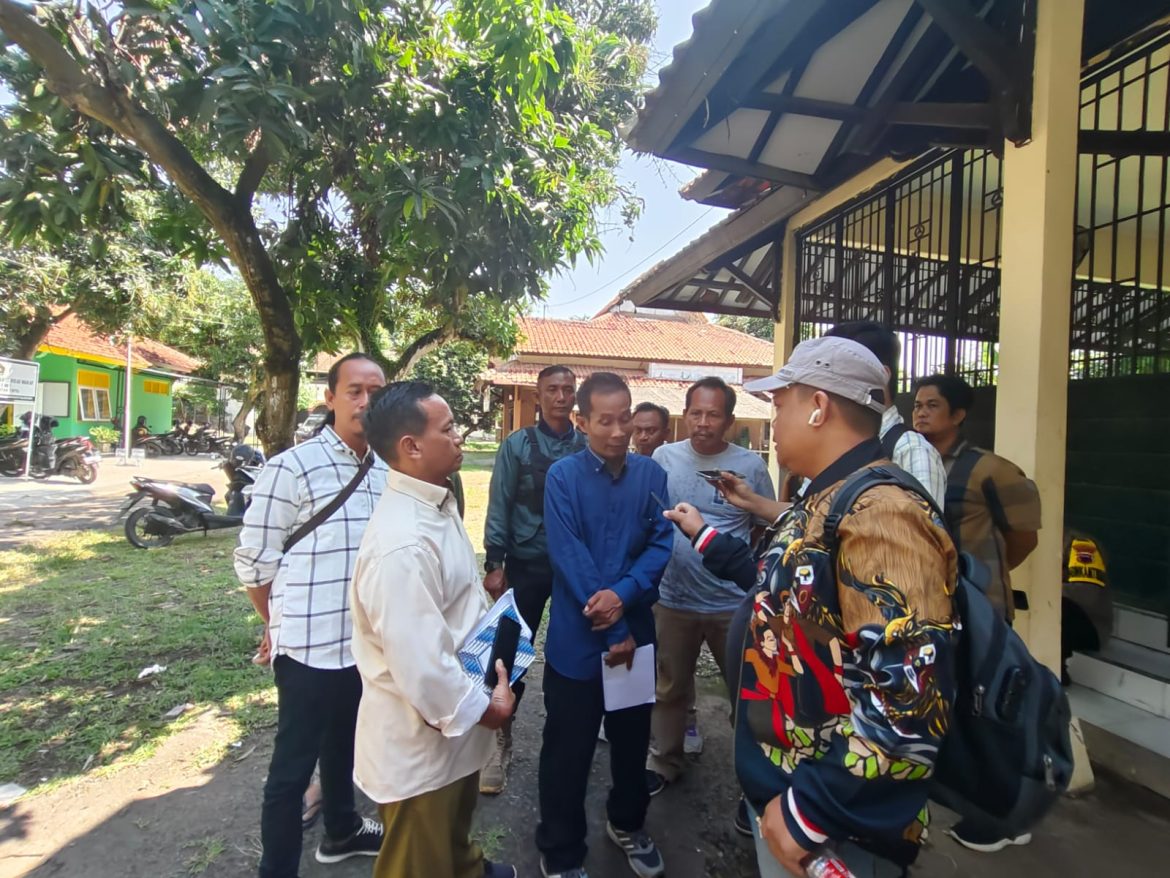 Geruduk Kantor Kecamatan, Warga Pertanyakan Pengembalian Dana Desa