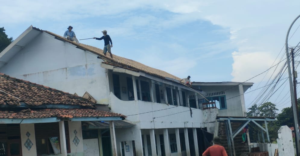 MTs Al Falah Karang Tanjung Pandeglang diRenovasi Secara Swadaya Tanpa Bantuan Pemerintah   