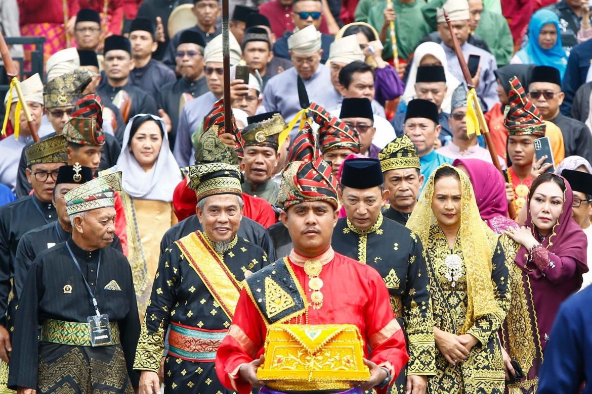 Kapolri Terima Anugerah Adat Ingatan Budi dari LAM Riau: Simbol Kehormatan, Amanah Moral, dan Komitmen Kebangsaan   