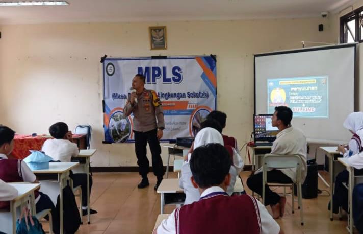 Bhabinkamtibmas Polsek Megamendung Berikan Penyuluhan Bahaya Narkoba kepada Siswa SMK Amerta dalam Rangka MPLS   