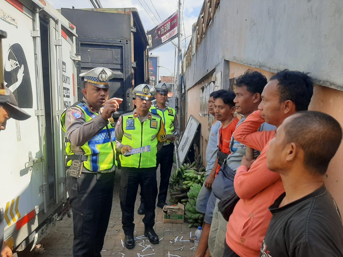 Sambangi Pengemudi Angkutan Logistik di Pasar Induk Kajen, Satlantas Polres Pekalongan Berikan Edukasi dan Sosialisasi Ops Patuh Candi 2025