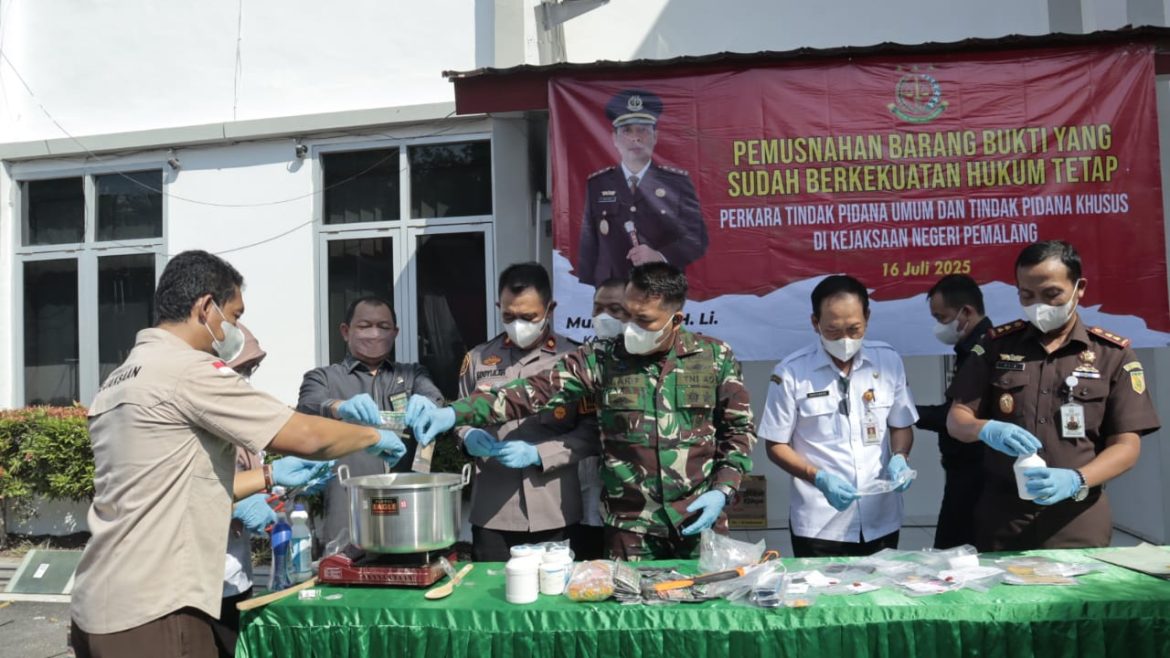 Dandim Pemalang Saksikan Pemusnahan Barang Bukti di Kejaksaan Negeri Pemalang