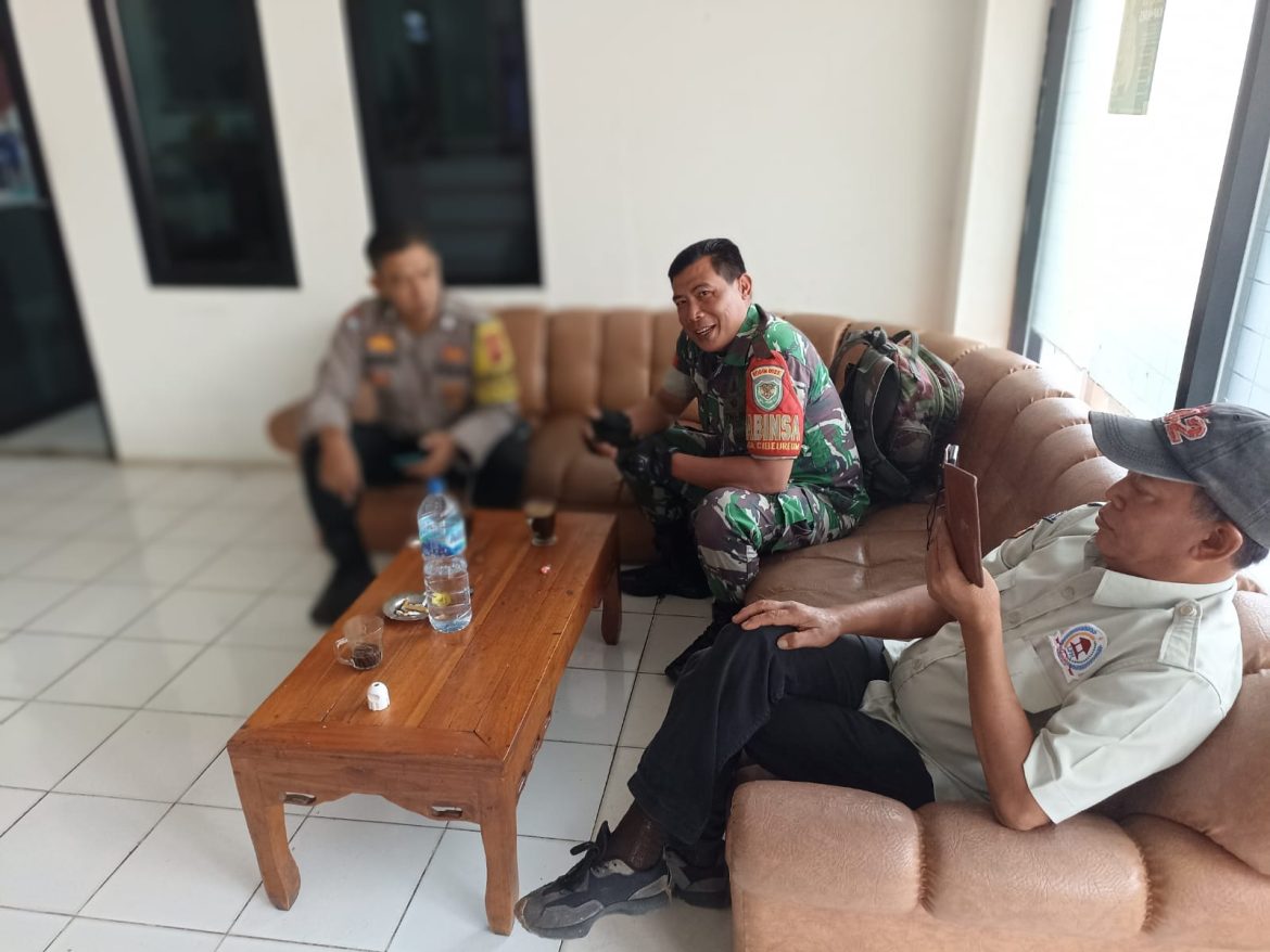 Sinergitas TNI-Polri Wujudkan Kamtibmas di Desa Cibeureum Cisarua   