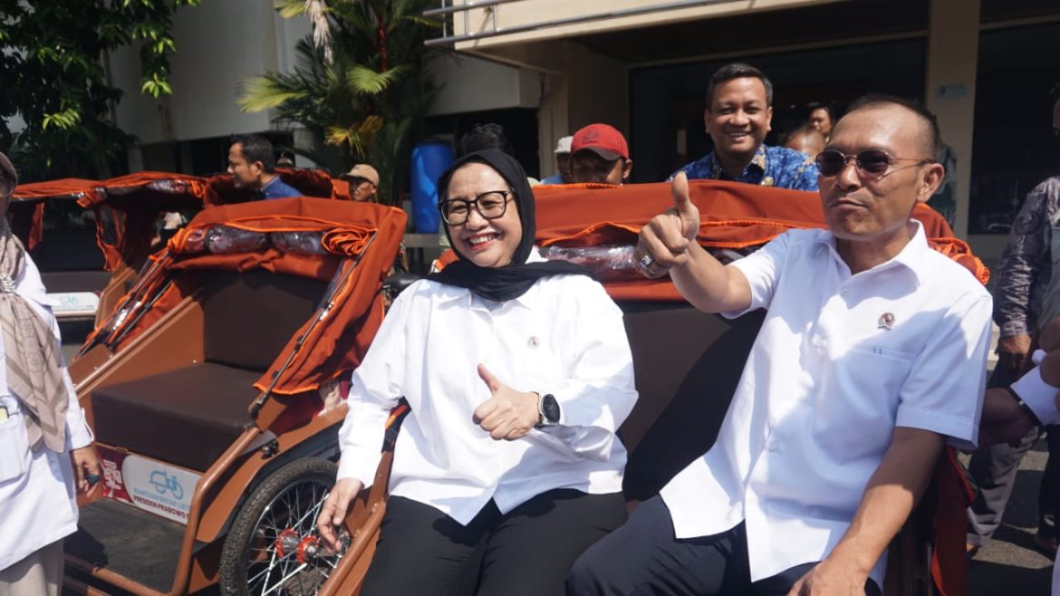 Tukang Becak Pekalongan Terima Becak Listrik Bantuan Presiden Prabowo, Targetkan 70 Ribu unit Secara Nasional dalam Dua Tahun