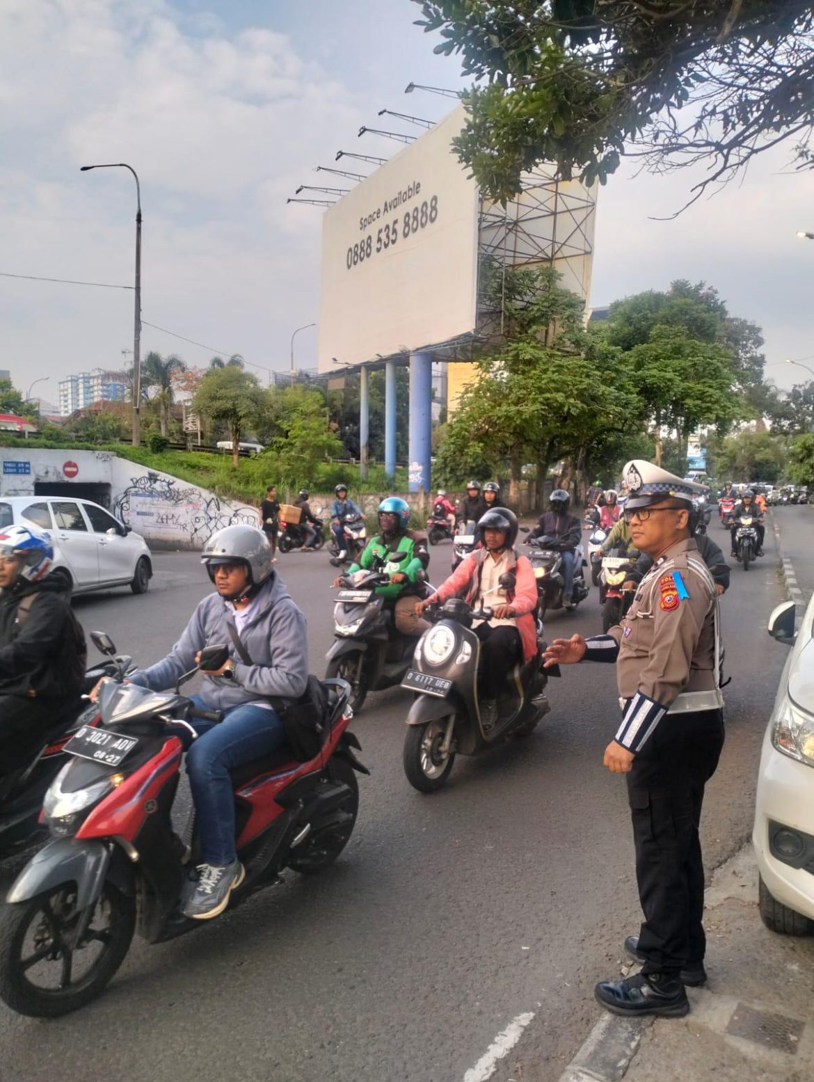 Dit Lantas Polda Jabar Laksanakan Pengaturan Lalu Lintas di GT Pasteur – Gunung Batu dalam Rangka Ops Patuh Lodaya 2025   