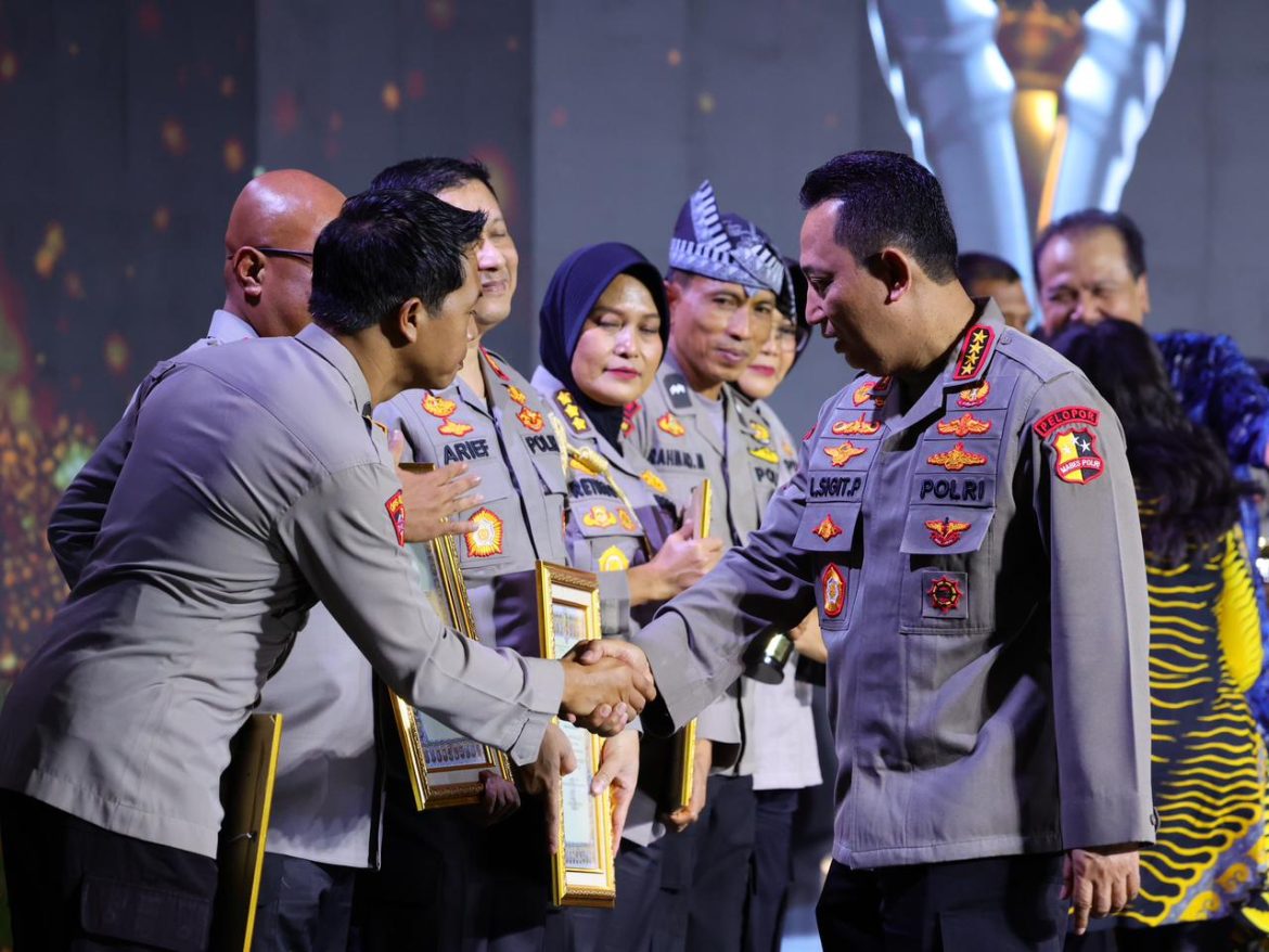 Lima Polisi Teladan Dianugerahi Hoegeng Awards 2025, Polri Tegaskan Komitmen Pelayanan Humanis dan Profesional   