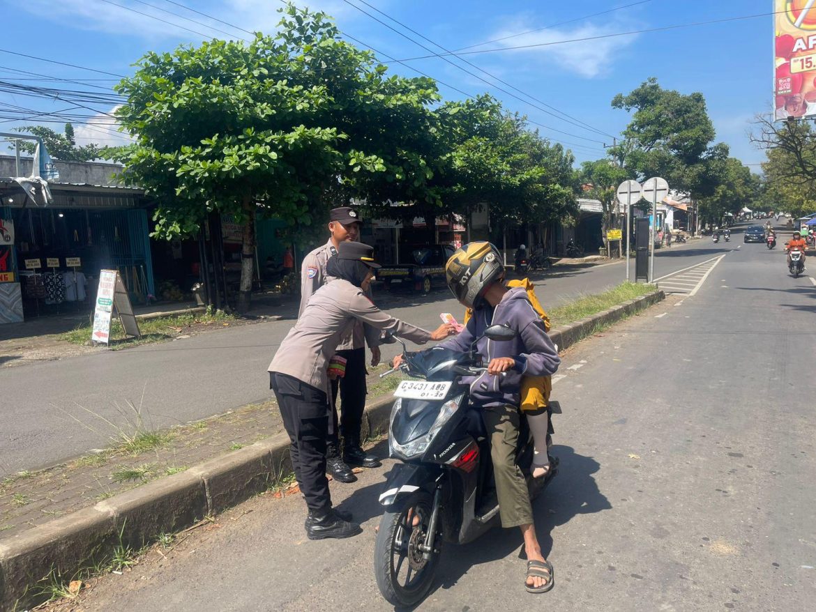 Unik! Pengendara Tak Tertib Malah Dapat Cokelat, Ini Pesan Sat Binmas Polres Pekalongan