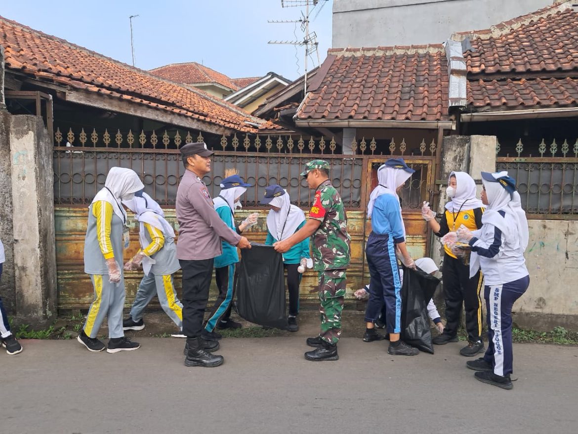 Sinergitas TNI-Polri Laksanakan Kerja Bakti Bersih-bersih Lingkungan Sepanjang Jalan Bersama Warga Ajak Jaga Kamtibmas Yang Kondusif Di Lingkungan   