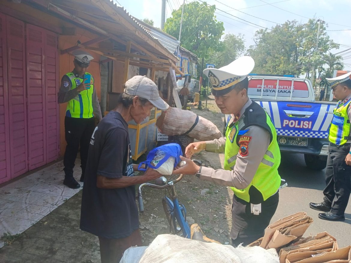 Ops Patuh Candi, Satlantas Polres Pekalongan Gelar Aksi Jumat Berkah, Bagikan Beras kepada Warga yang Membutuhkan