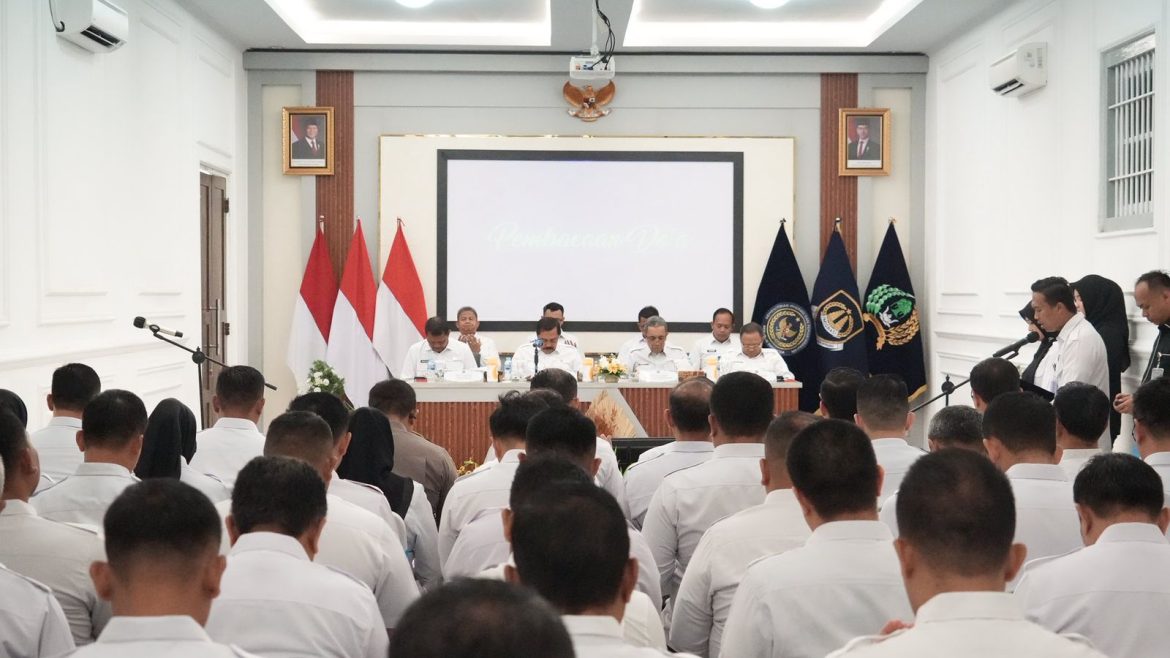 MENTERI IMIPAS AJAK WARGA BINAAN MAKAN BARENG DAN PANEN ANGGUR DI RUTAN BANDUNG   