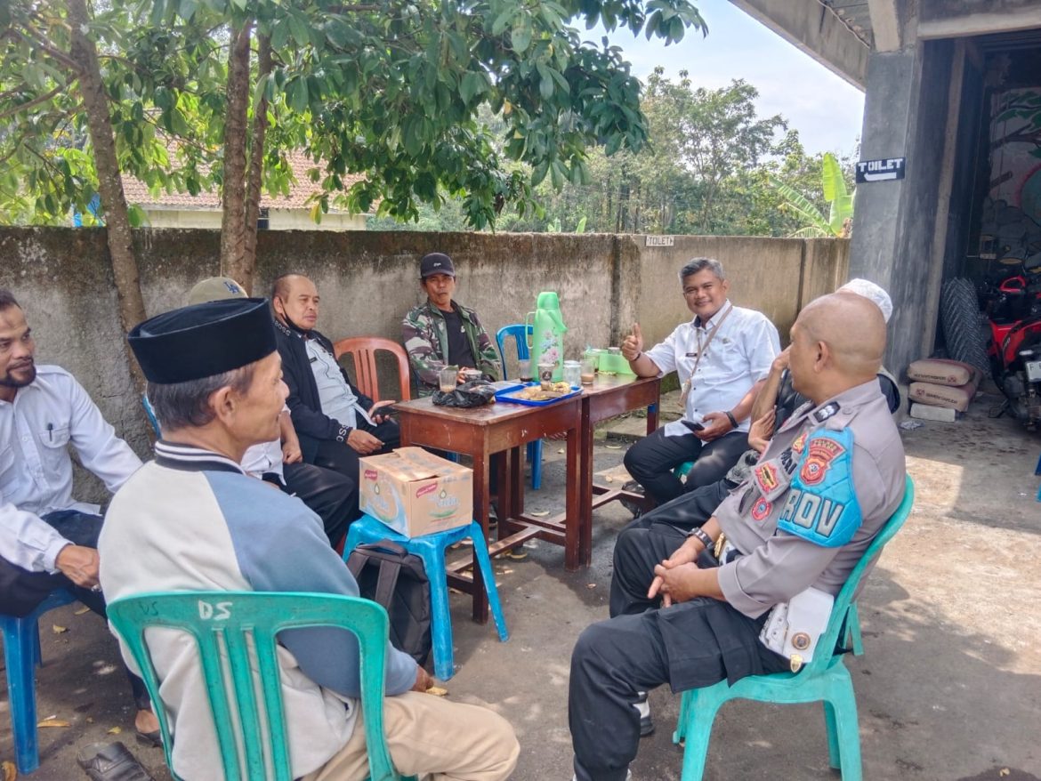 Bhabinkamtibmas Polsek Cijeruk Sambang Warga Desa Ciburayut Guna Jaga Stabilitas Kamtibmas   