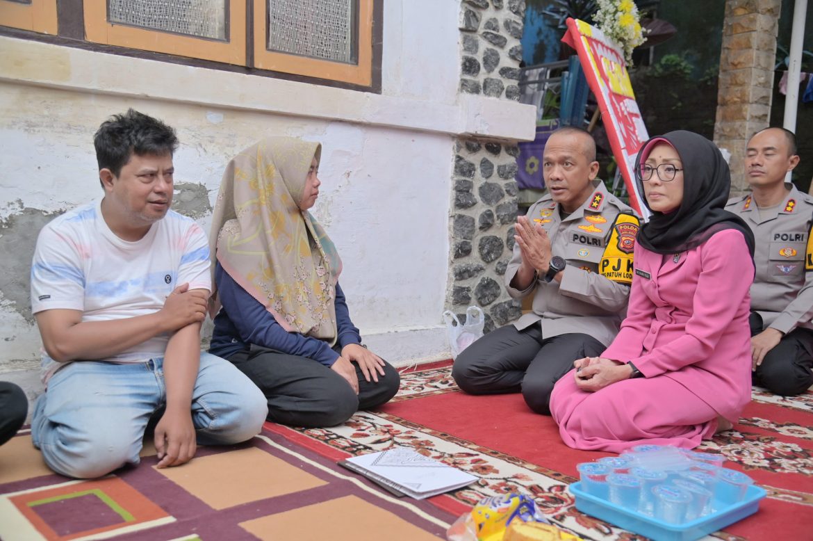 Kapolda Jabar Takjiah Ke Rumah Duka Korban Meninggal Dunia Akibat Pesta Rakyat Di Garut   