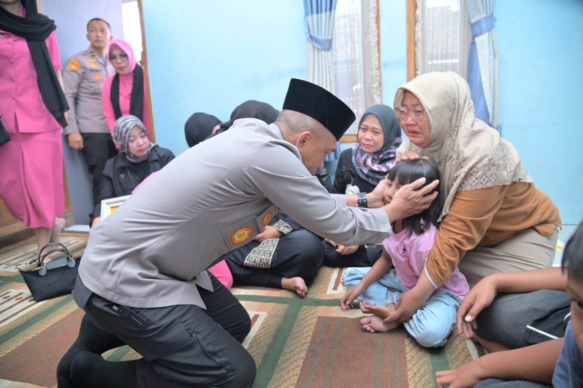 Kapolda Jawa Barat Melayat Ke Rumah Duka Aipda Anumerta Cecep   