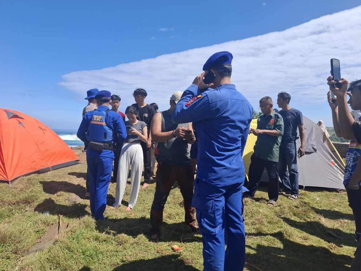 Polisi Tangani Laka Laut di Puncak Guha, Satu Selamat, Dua Masih Dicari   