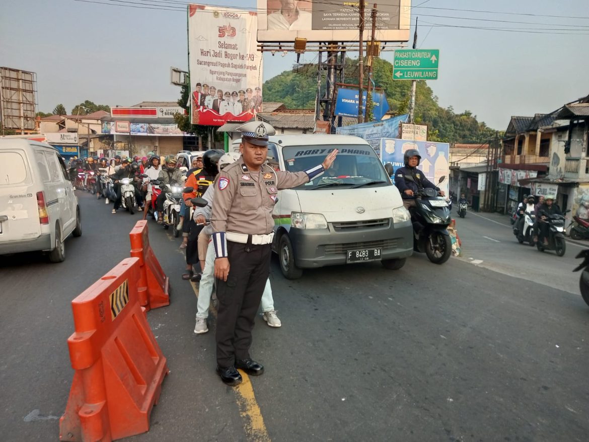 Wujudkan Kamseltibcarlantas, Polsek Ciampea Polres Bogor Gelar Pengaturan Lalu Lintas Pagi Hari   