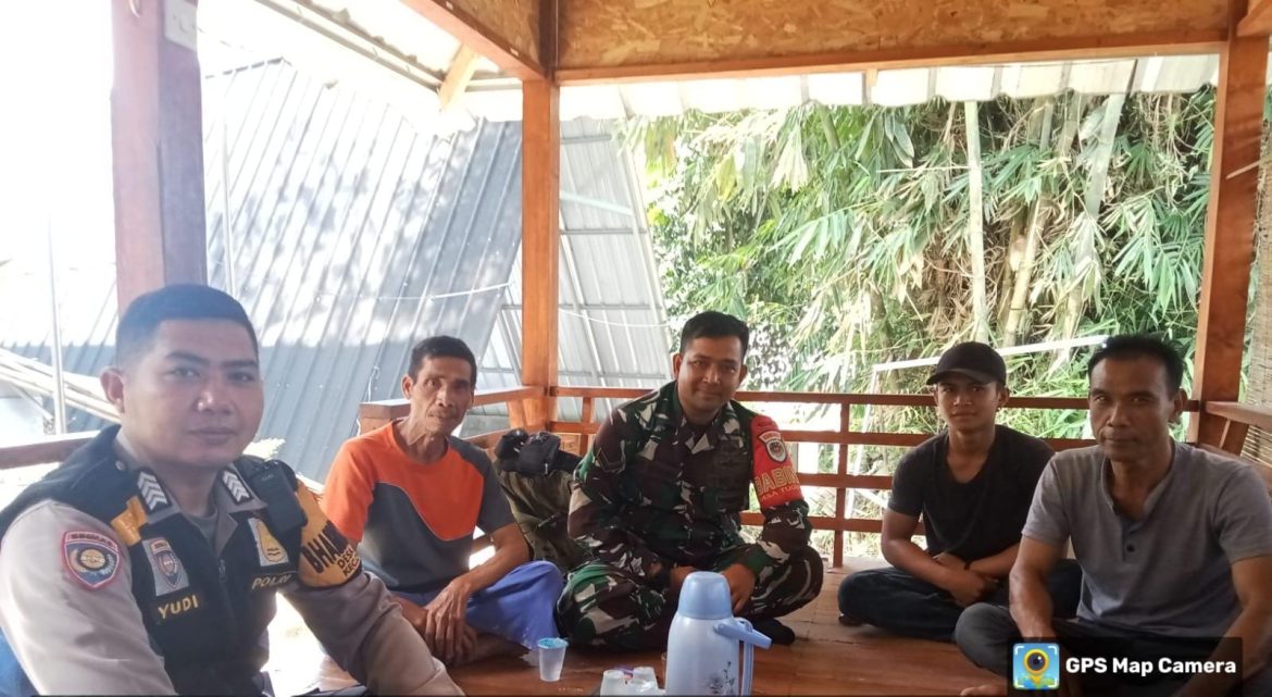 Sinergitas TNI-Polri: Bhabinkamtibmas dan Babinsa Sambangi Warga, Sampaikan Edukasi Kamtibmas dan TPPO di Desa Tugu Jaya   