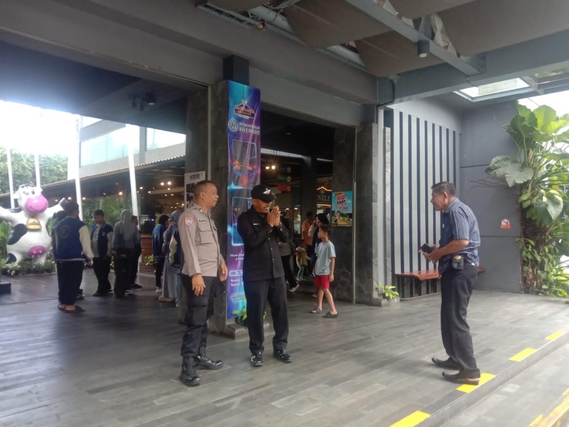 Bhabinkamtibmas Polsek Megamendung Lakukan Patroli dan Himbauan Kamtibmas di Kawasan Wisata Cimory 2   